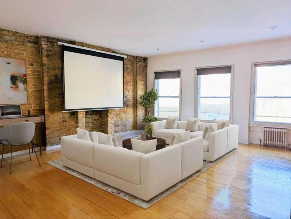 Cinema Set Up, Sleeps 10 Ppl, Londen