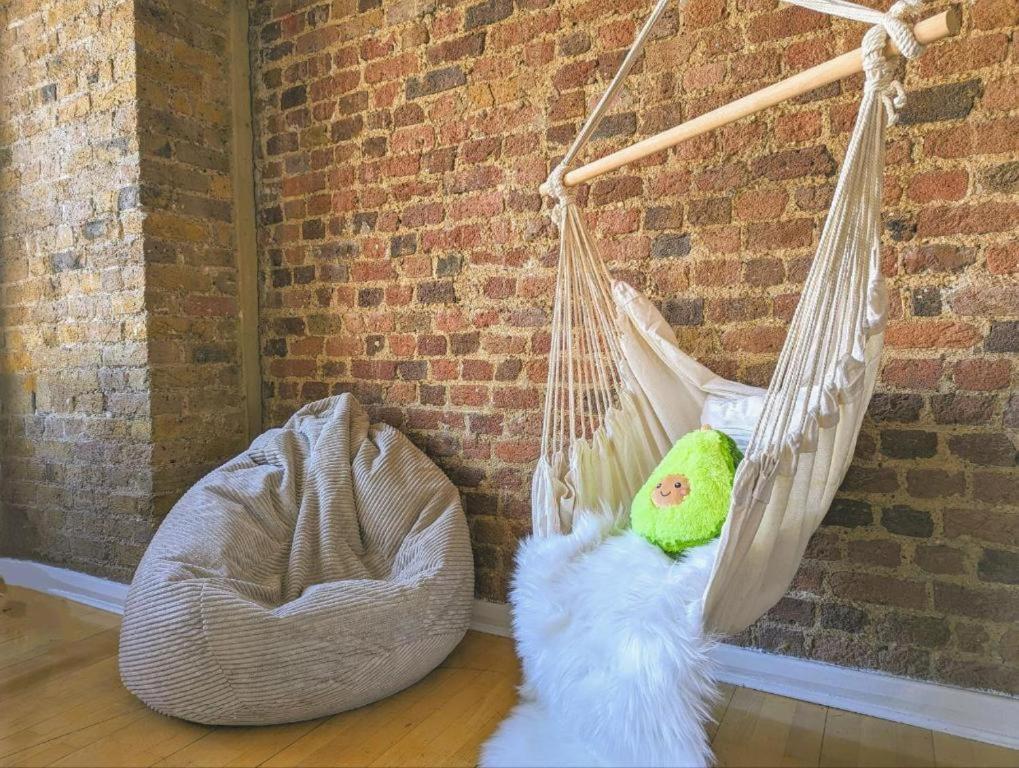 Cinema Set Up, Sleeps 10 Ppl, Appartement Londen